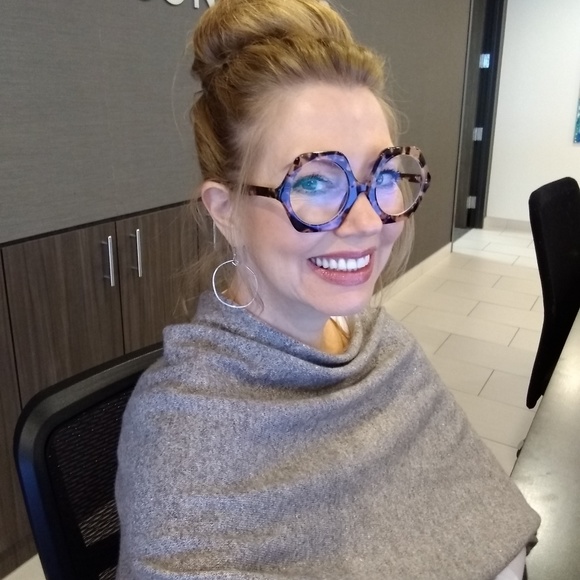 Meet your Posher, Pamela - Picture 1 of 2